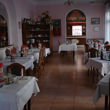 Hotel Mignon 50 Mt Dalla Spiaggia E Dall'Isola Pedonale Alassio Bagian luar foto
