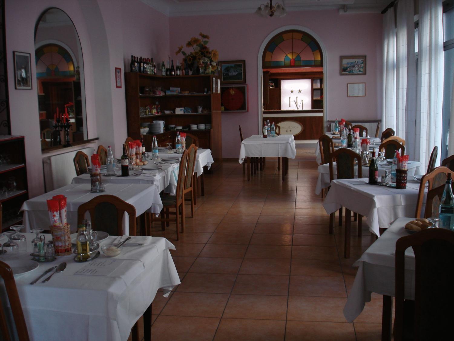 Hotel Mignon 50 Mt Dalla Spiaggia E Dall'Isola Pedonale Alassio Bagian luar foto