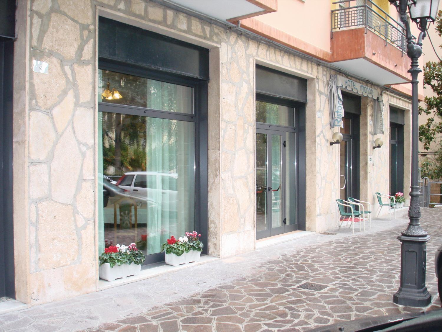 Hotel Mignon 50 Mt Dalla Spiaggia E Dall'Isola Pedonale Alassio Bagian luar foto