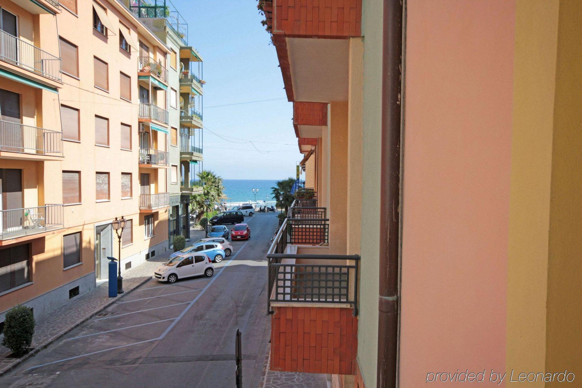 Hotel Mignon 50 Mt Dalla Spiaggia E Dall'Isola Pedonale Alassio Bagian luar foto