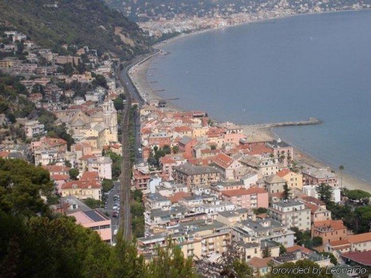Hotel Mignon 50 Mt Dalla Spiaggia E Dall'Isola Pedonale Alassio Bagian luar foto