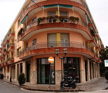 Hotel Mignon 50 Mt Dalla Spiaggia E Dall'Isola Pedonale Alassio Bagian luar foto