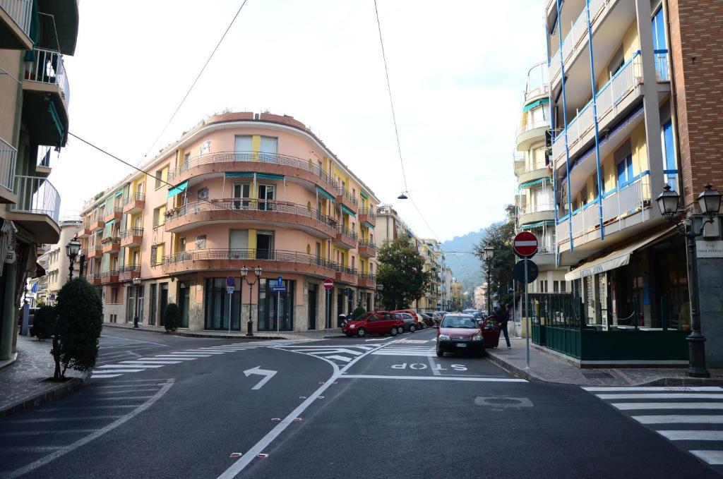 Hotel Mignon 50 Mt Dalla Spiaggia E Dall'Isola Pedonale Alassio Bagian luar foto